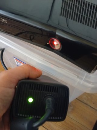 Xbox 360 Slim 320 GB + 2 Mandos