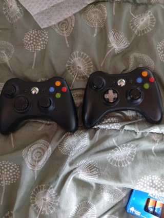 Xbox 360 Slim 320 GB + 2 Mandos