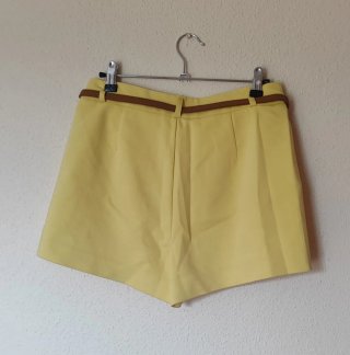 Pantalón corto de vestir amarillo