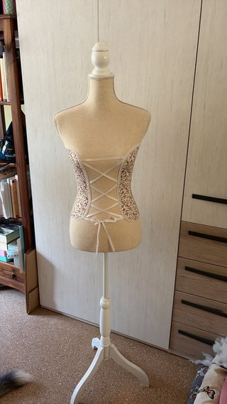 Maniquí con estampado floral