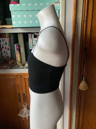 Top crop negro tirantes finos