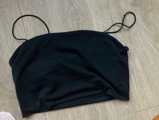 Top crop negro tirantes finos