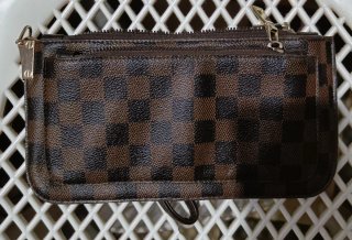 Bolso de mano marrón con detalles dorados