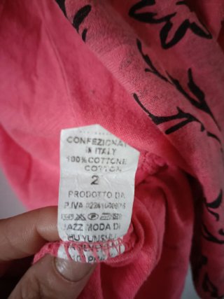 Maglietta rosa con stampa floreale