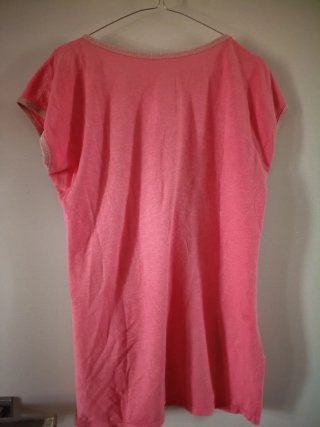 Maglietta rosa con stampa floreale