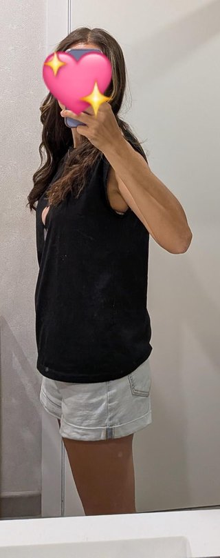 Camiseta negra con estampado de corazones