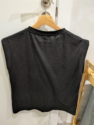 Camiseta negra con estampado de corazones