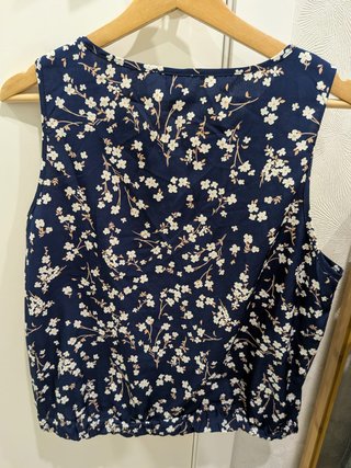Camiseta azul con estampado floral