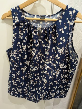 Camiseta azul con estampado floral