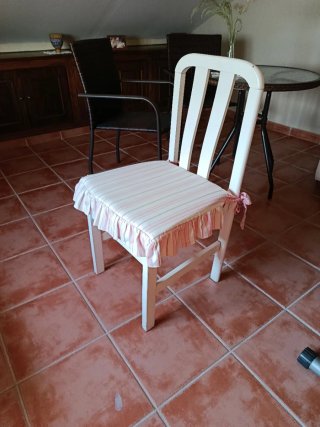 Silla blanca con cojín rosa y blanco