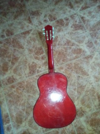 Guitarra acústica madera clara