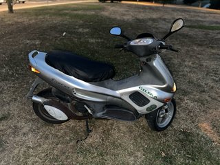 Honda Vision 75cc Scooter y gilera runner 50