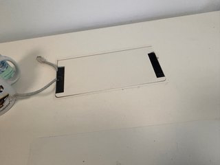 Escritorio marca ACTIU pared pata acero laminado