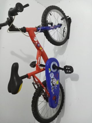 Bicicleta infantil roja y azul