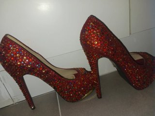 Zapatos rojos con pedrería multicolor