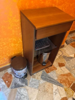 Mobiletto in legno con cassetto