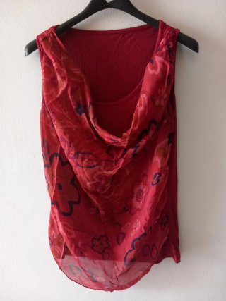 Lotto borsa rossa, jeans grigi e canotta