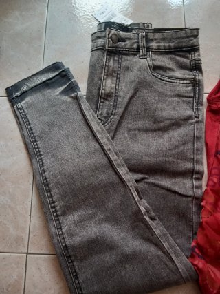 Lotto borsa rossa, jeans grigi e canotta