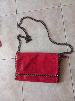 Lotto borsa rossa, jeans grigi e canotta