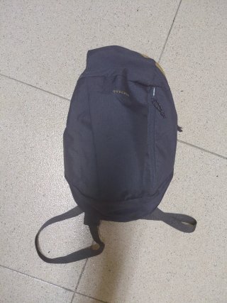 Bolso pequeño Quechua gris y dorado