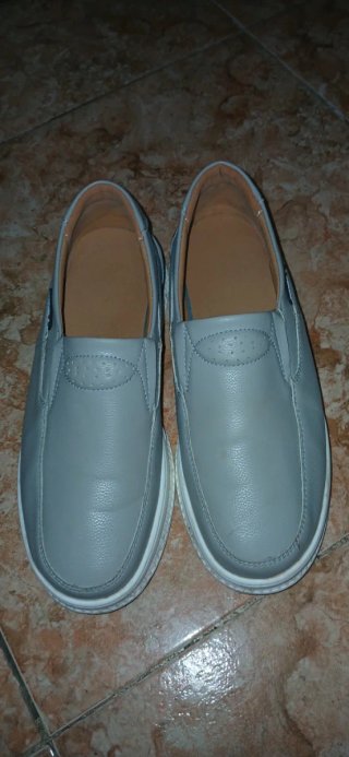 Zapatos grises y blancos