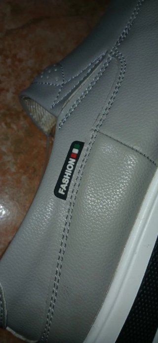 Zapatos grises y blancos