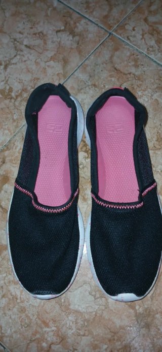 Zapatillas deportivas negras y rosas