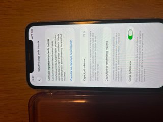 iPhone 11 Blanco con funda rosa