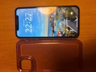 iPhone 11 Blanco con funda rosa
