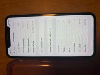 iPhone 11 Blanco con funda rosa