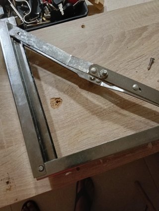 Escuadras metálicas con tornillo de seguridad