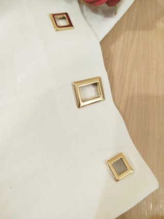 Pantalón blanco con adornos dorados