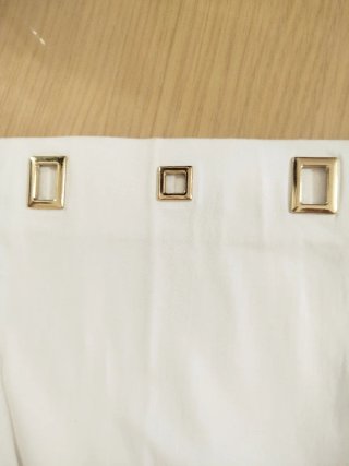 Pantalón blanco con adornos dorados