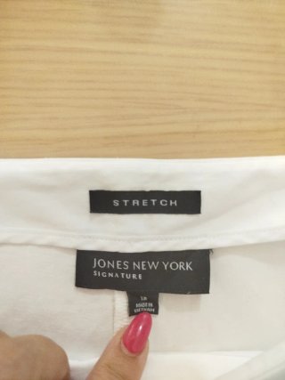 Pantalón blanco con adornos dorados