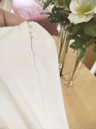 Pantalón blanco con adornos dorados