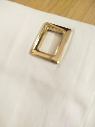 Pantalón blanco con adornos dorados
