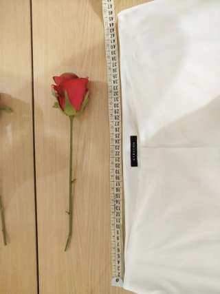 Pantalón blanco con adornos dorados