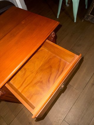 Mesa de madera con 4 cajones