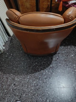 Poltrona in pelle marrone