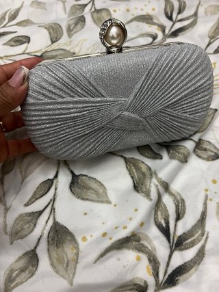Bolso de fiesta plateado con pedrería