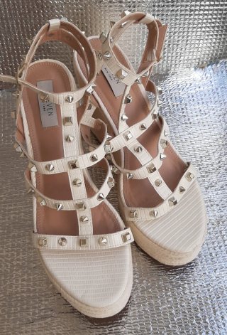 Sandalias Steven Blancas con Tachuelas