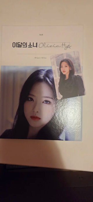 LOONA Olivia Hye CD + Photocard