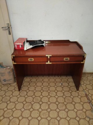 Escritorio de madera con detalles dorados