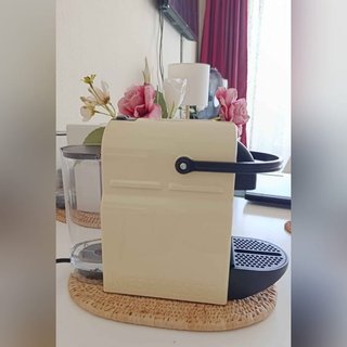 Cafetera Nespresso De'Longhi Beige