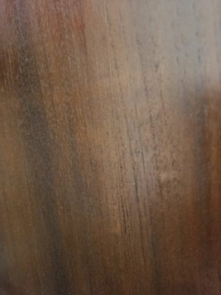 Librería de madera con puertas de cristal