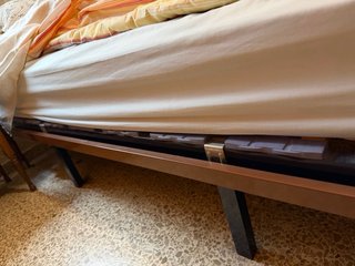 Cama individual de madera, con somier y colchón
