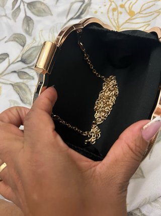 Bolso de mano dorado con textura