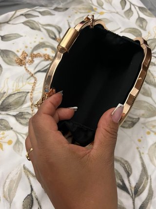 Bolso de mano dorado con textura