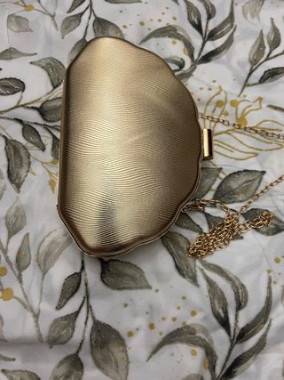 Bolso de mano dorado con textura