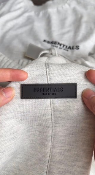 Conjunto Essentials Camiseta y Shorts Gris